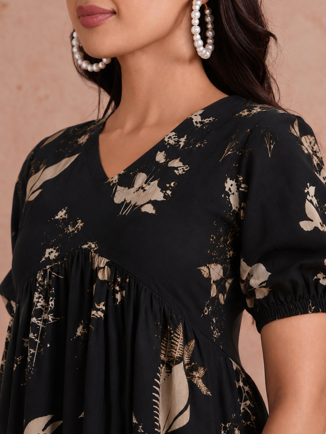 Tiered dress in printed cotton with an attached in seam pocket and puffed sleeves.