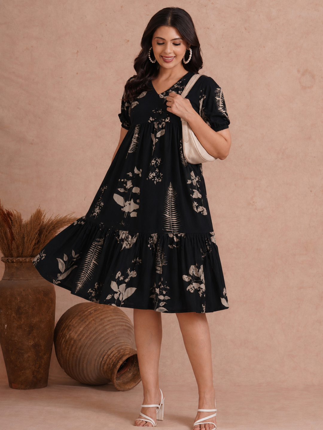 Tiered dress in printed cotton with an attached in seam pocket and puffed sleeves.
