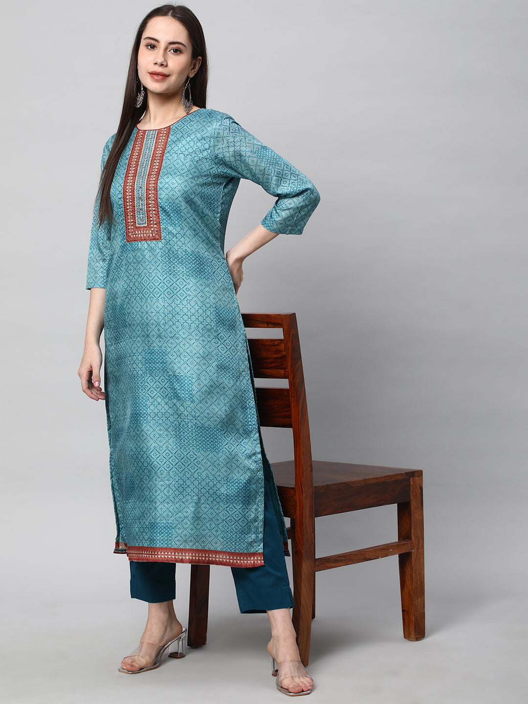 A fully elasticated teal ankle length cotton linen pant