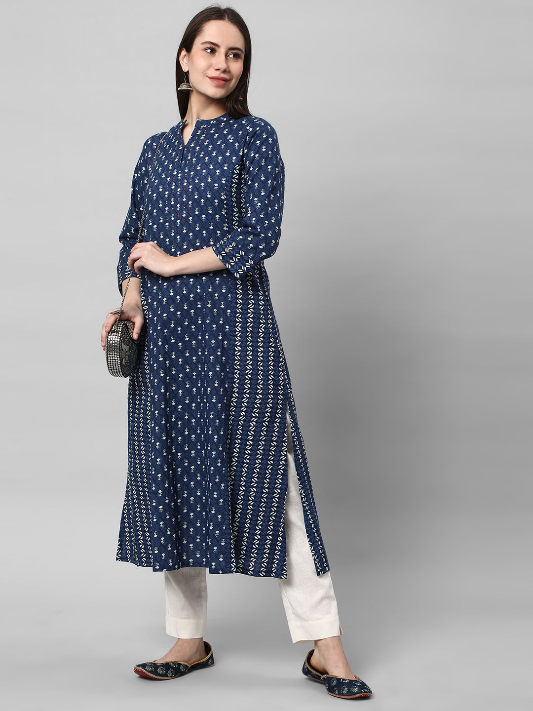 A Off-white ankle length cotton linen pant with plain belt in front