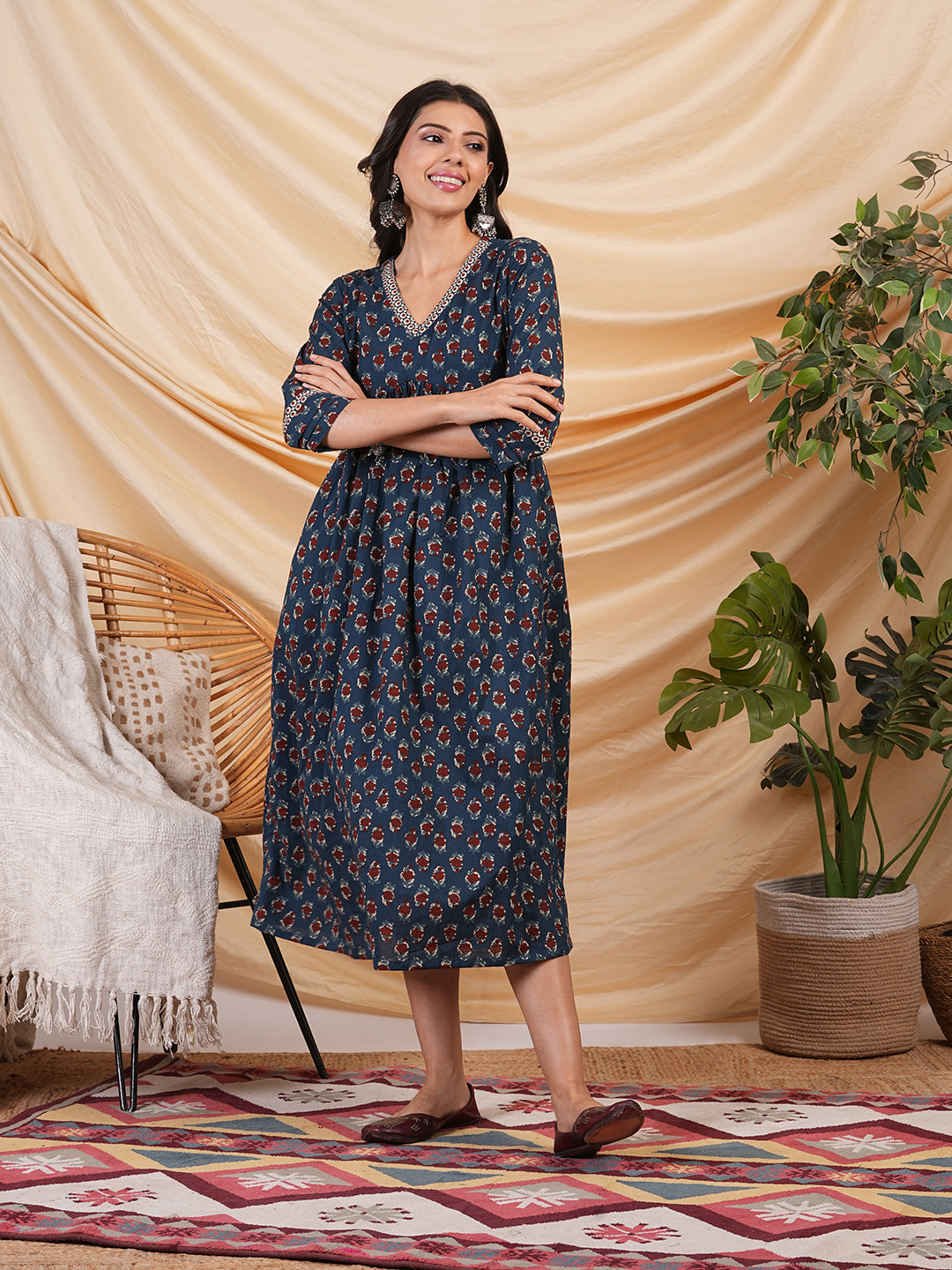 Flared dress with gathering details and side pocket