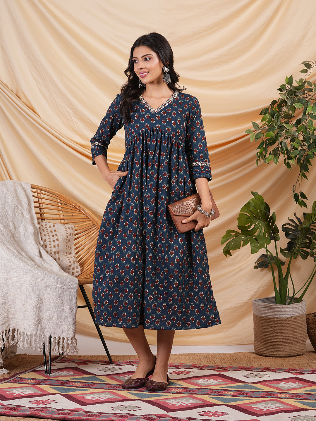 Flared dress with gathering details and side pocket