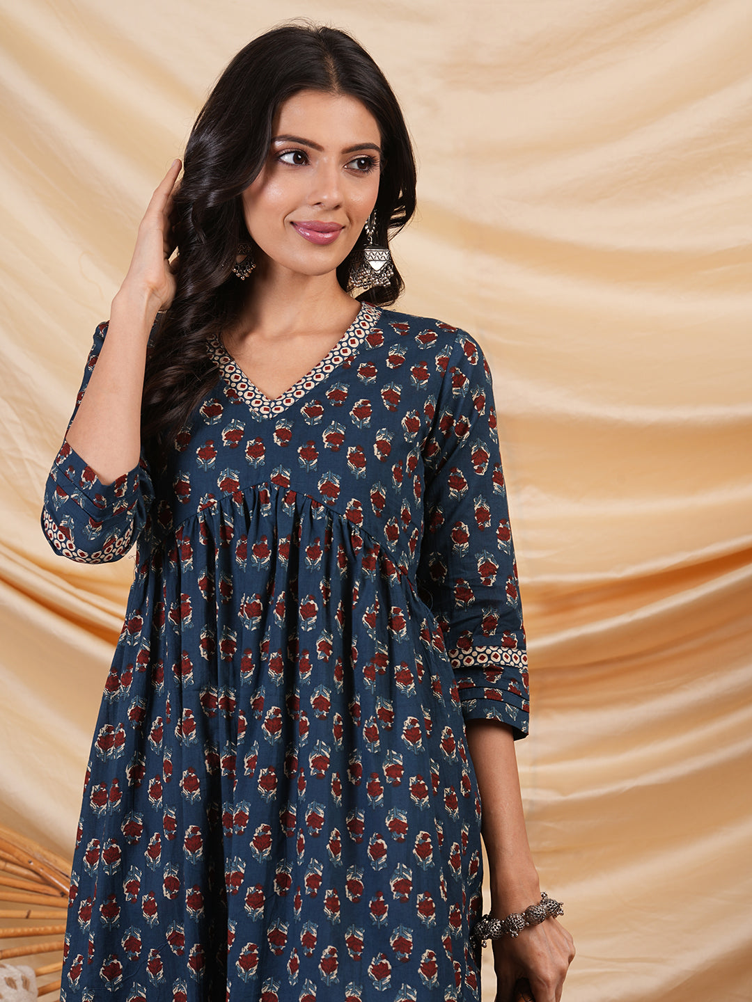 Flared dress with gathering details and side pocket