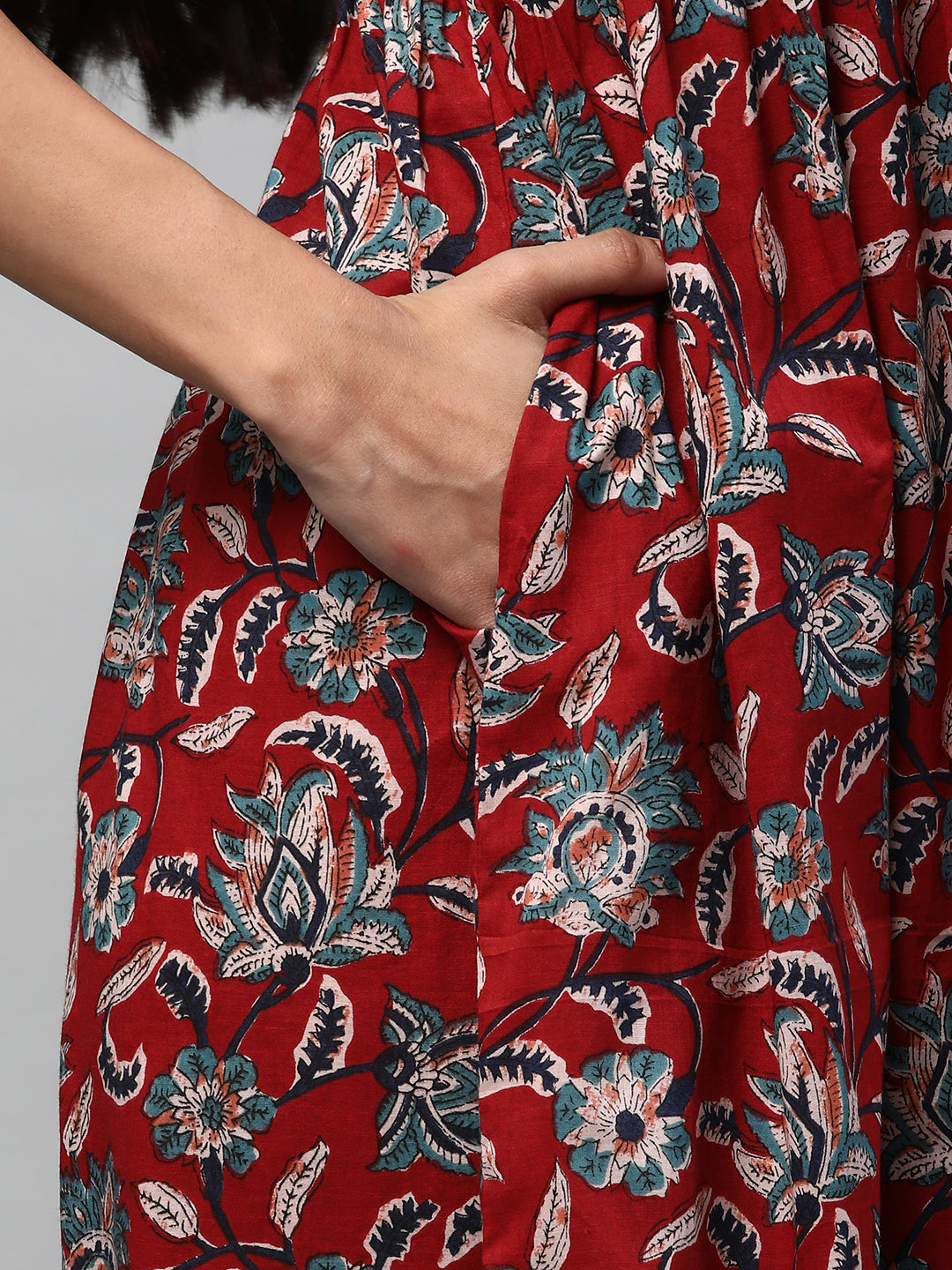 Flared dress with gathering details and side pocket