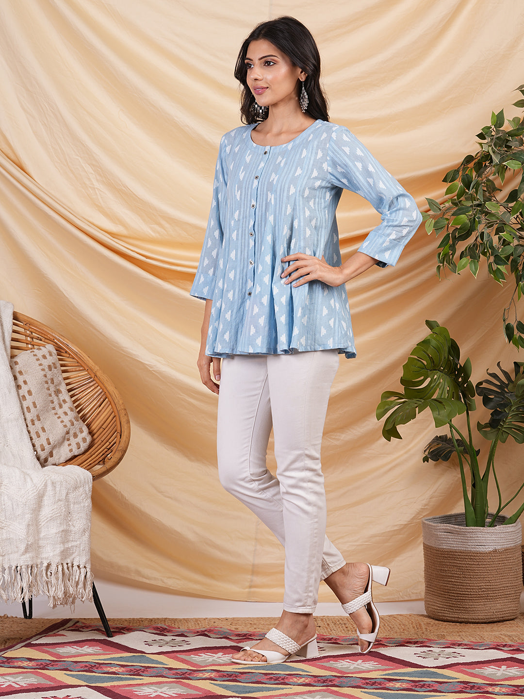 Flared top in woven cotton fabric with a central placket