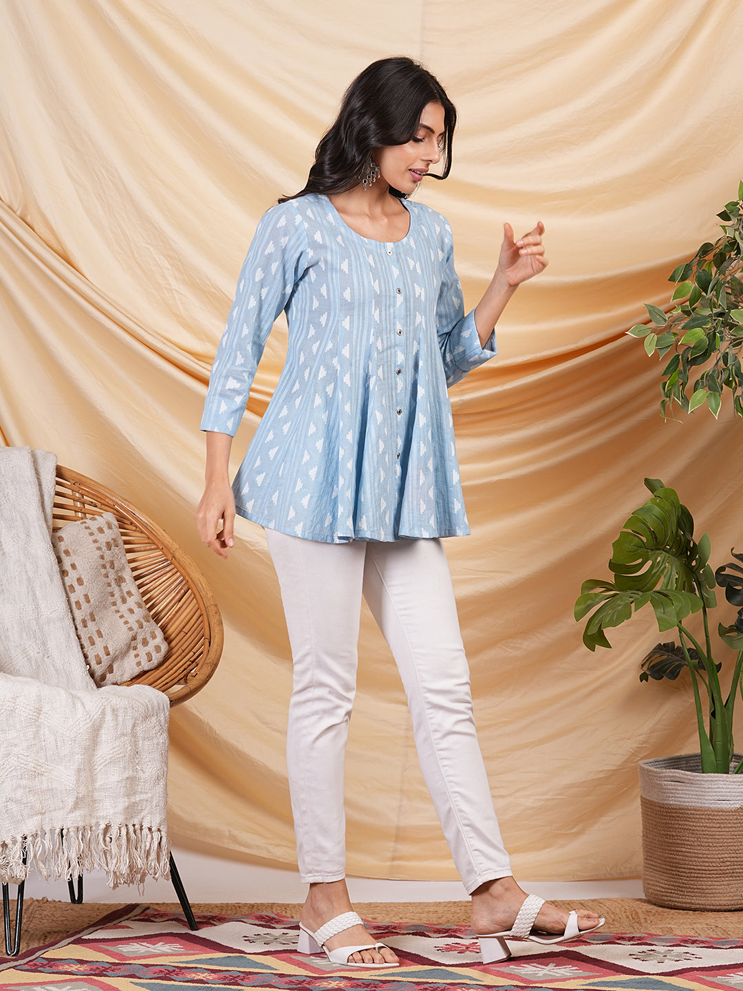 Flared top in woven cotton fabric with a central placket