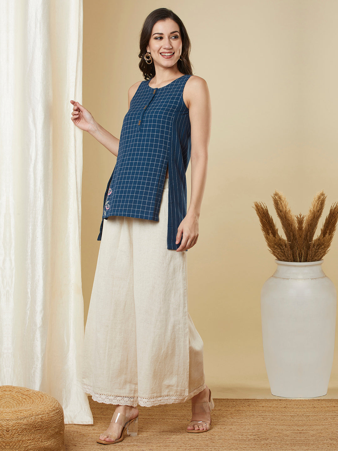 Sleeveless up and down top in woven cotton with embroidery detailing