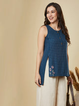 Sleeveless up and down top in woven cotton with embroidery detailing