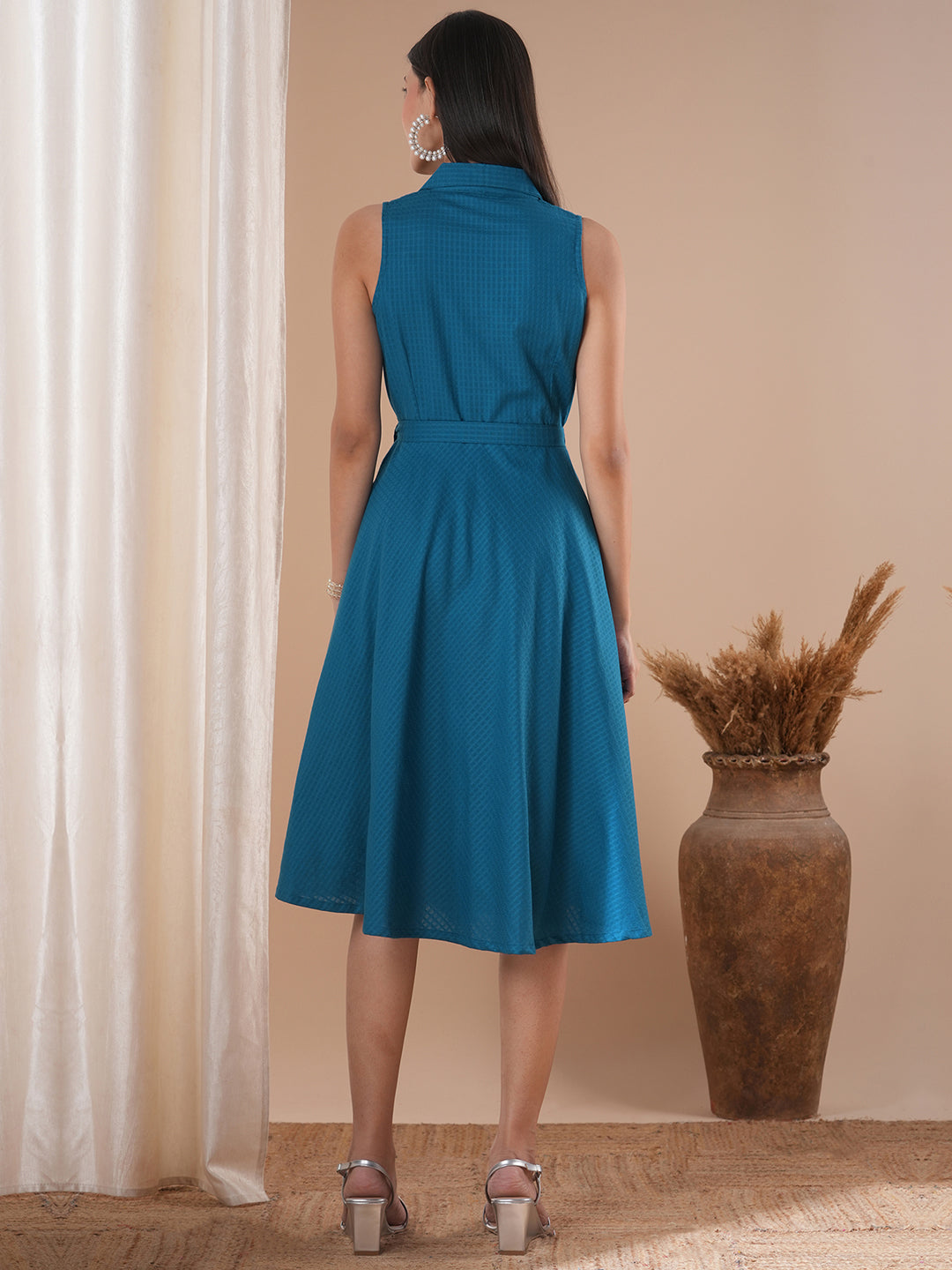 Fit and flared sleeveless dress with notch collar, centre placket with waist tie-up