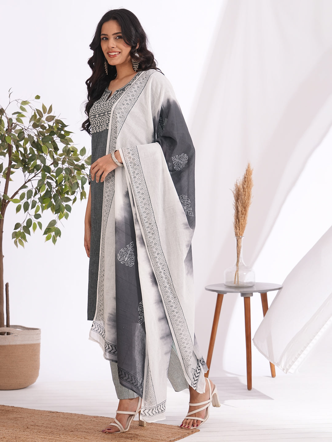 3-piece straight fit suit set features a cotton kurta adorned with a mal block printed dupatta.