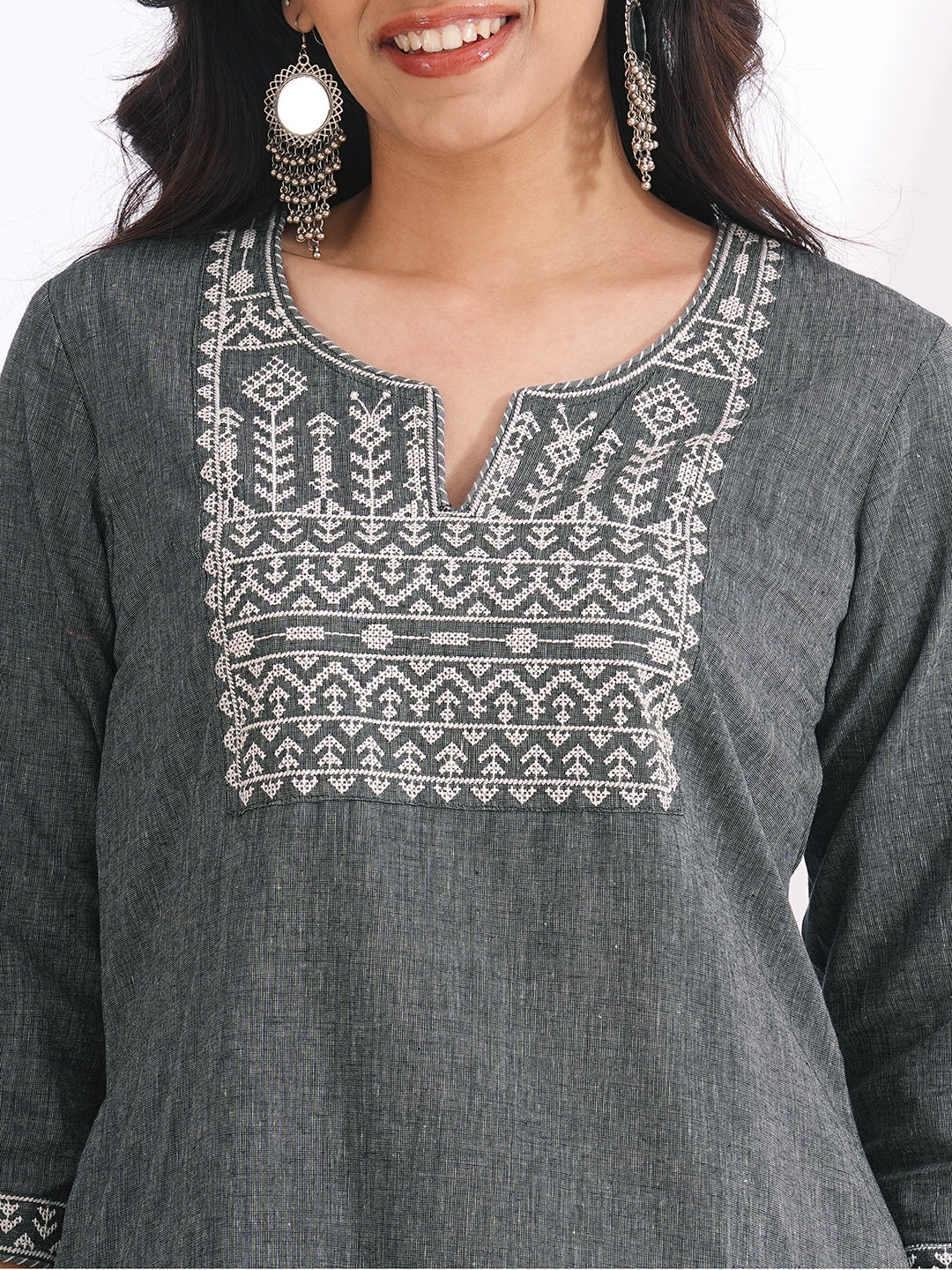 3-piece straight fit suit set features a cotton kurta adorned with a mal block printed dupatta.