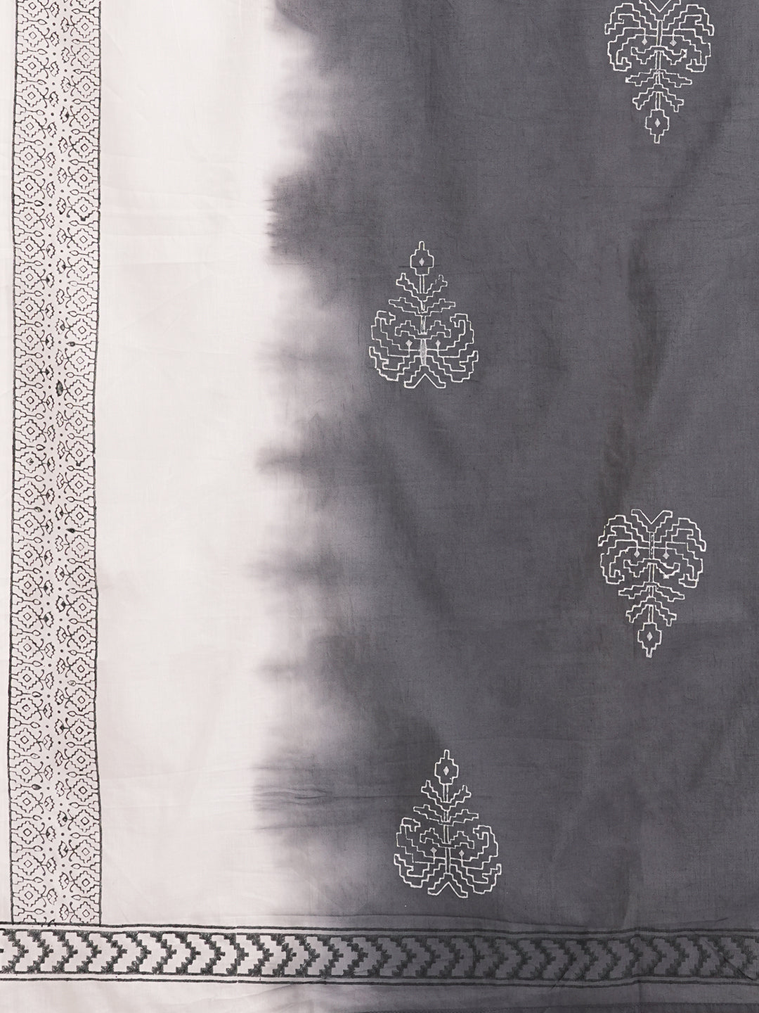 3-piece straight fit suit set features a cotton kurta adorned with a mal block printed dupatta.