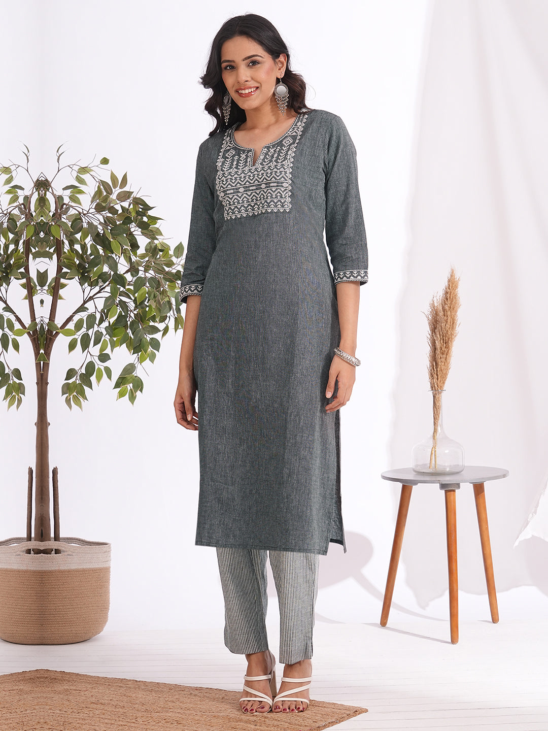 3-piece straight fit suit set features a cotton kurta adorned with a mal block printed dupatta.