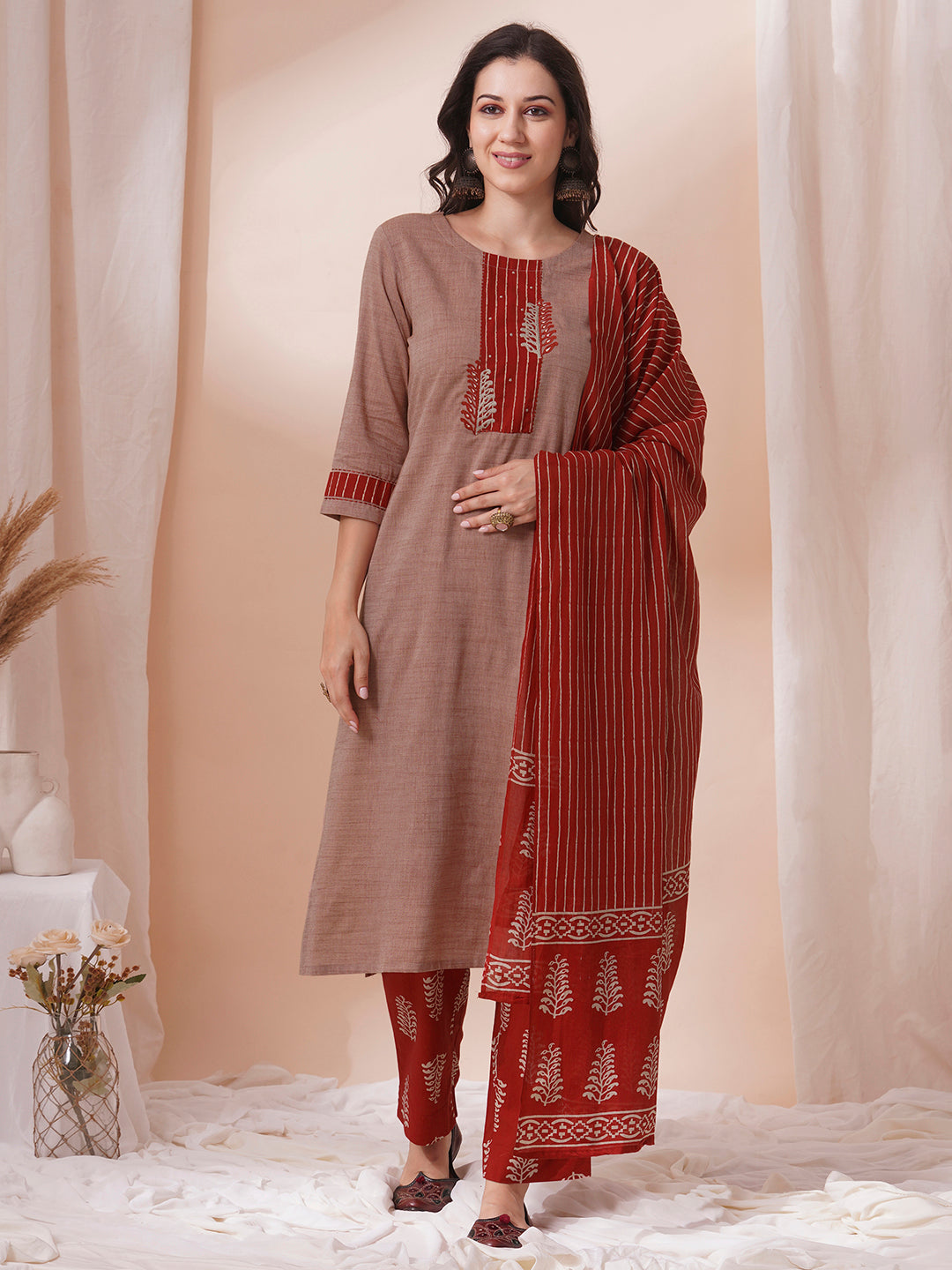 The kurta suit set features a machine embroidered and trim detail.