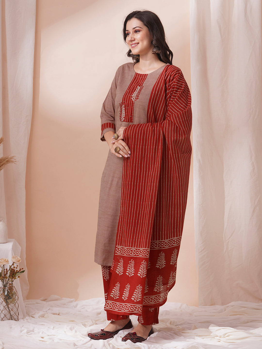 The kurta suit set features a machine embroidered and trim detail.