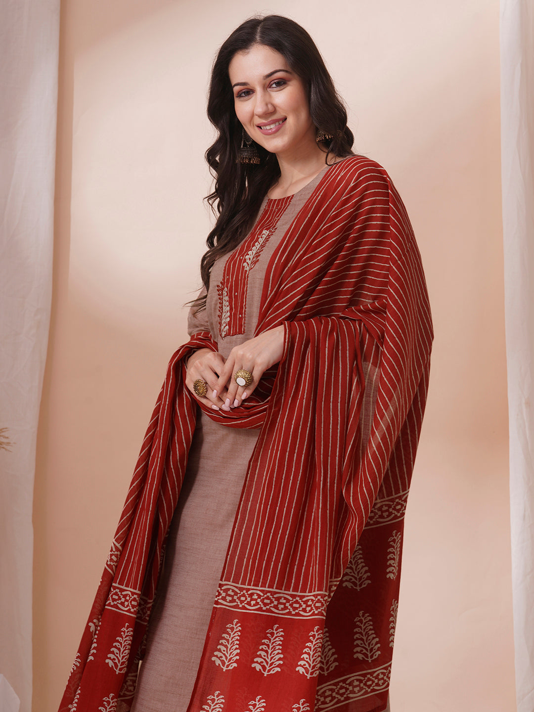 The kurta suit set features a machine embroidered and trim detail.