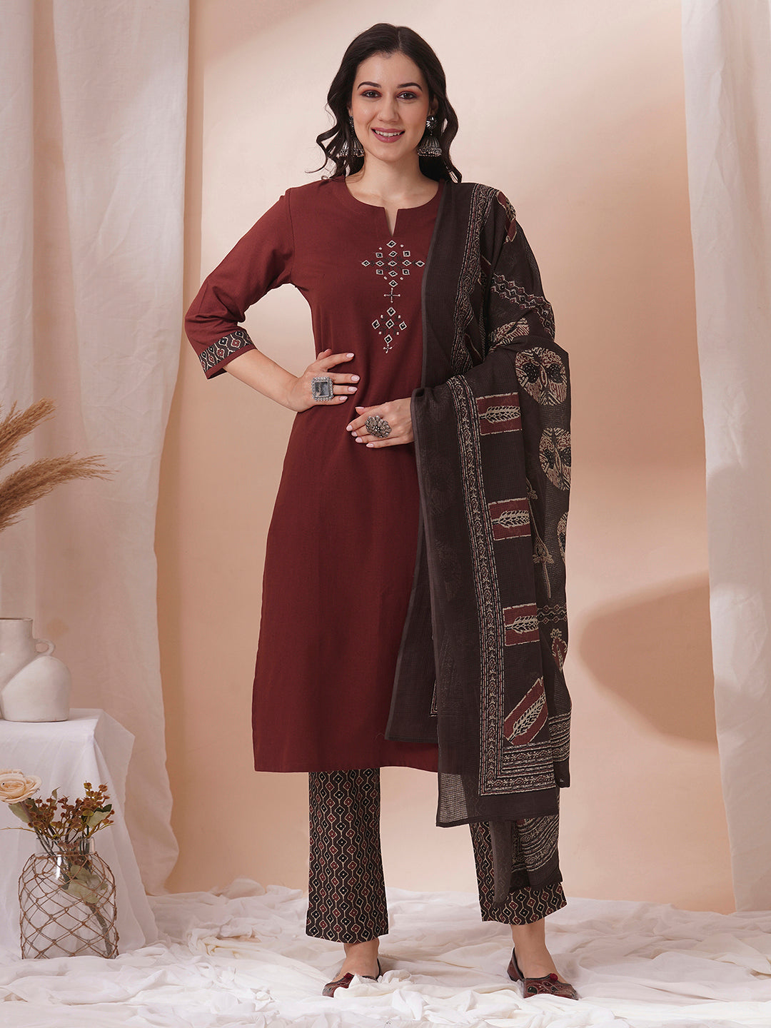 The kurta suit set is adorned with intricate machine applique work.