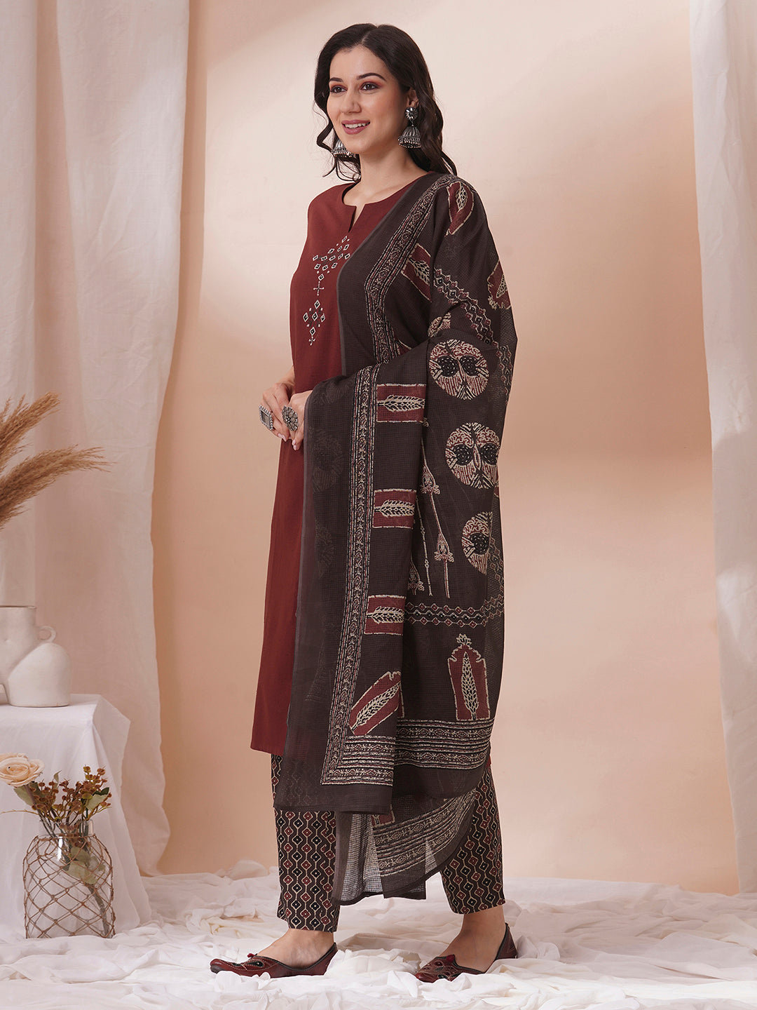 The kurta suit set is adorned with intricate machine applique work.