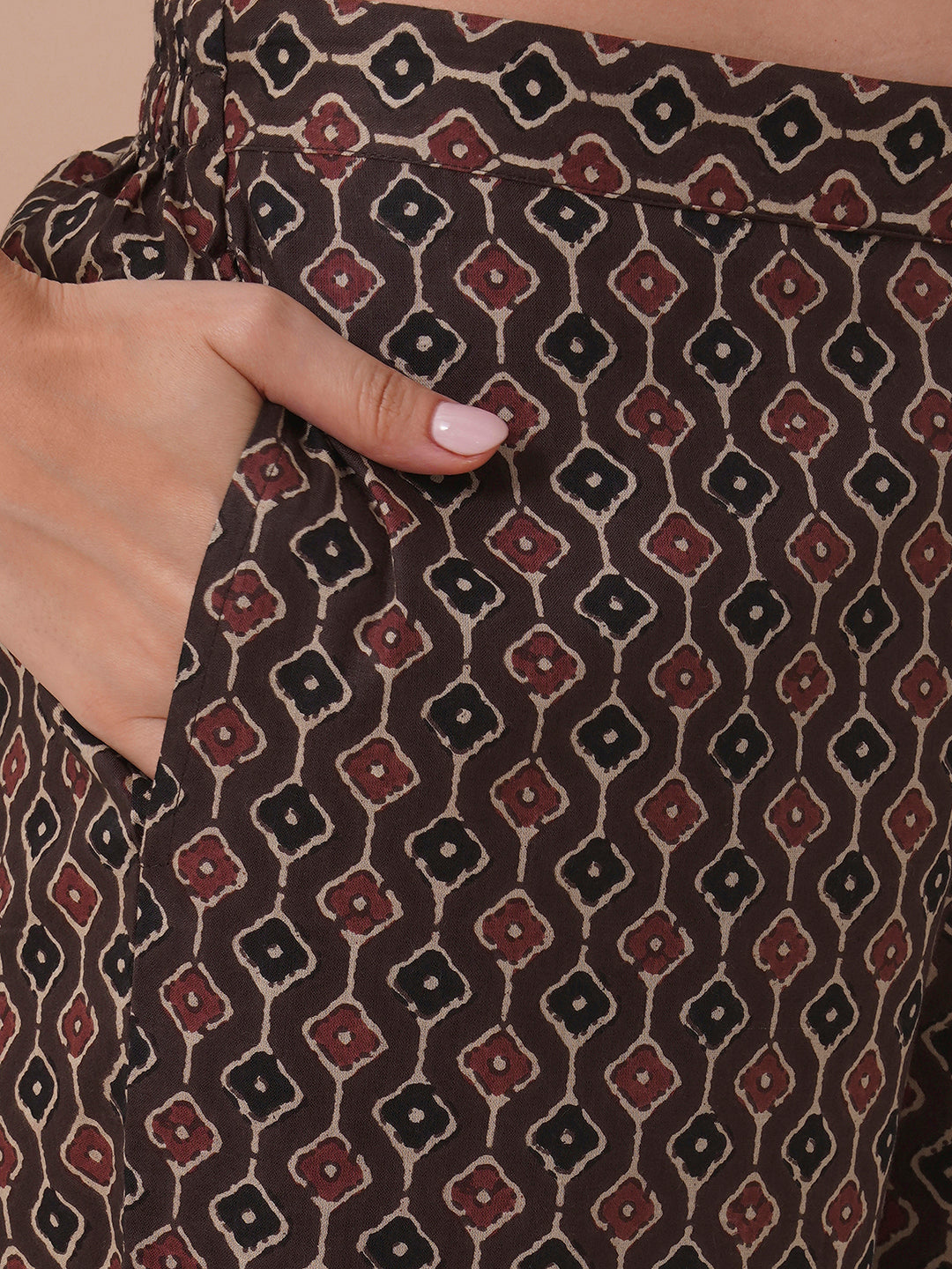 The kurta suit set is adorned with intricate machine applique work.