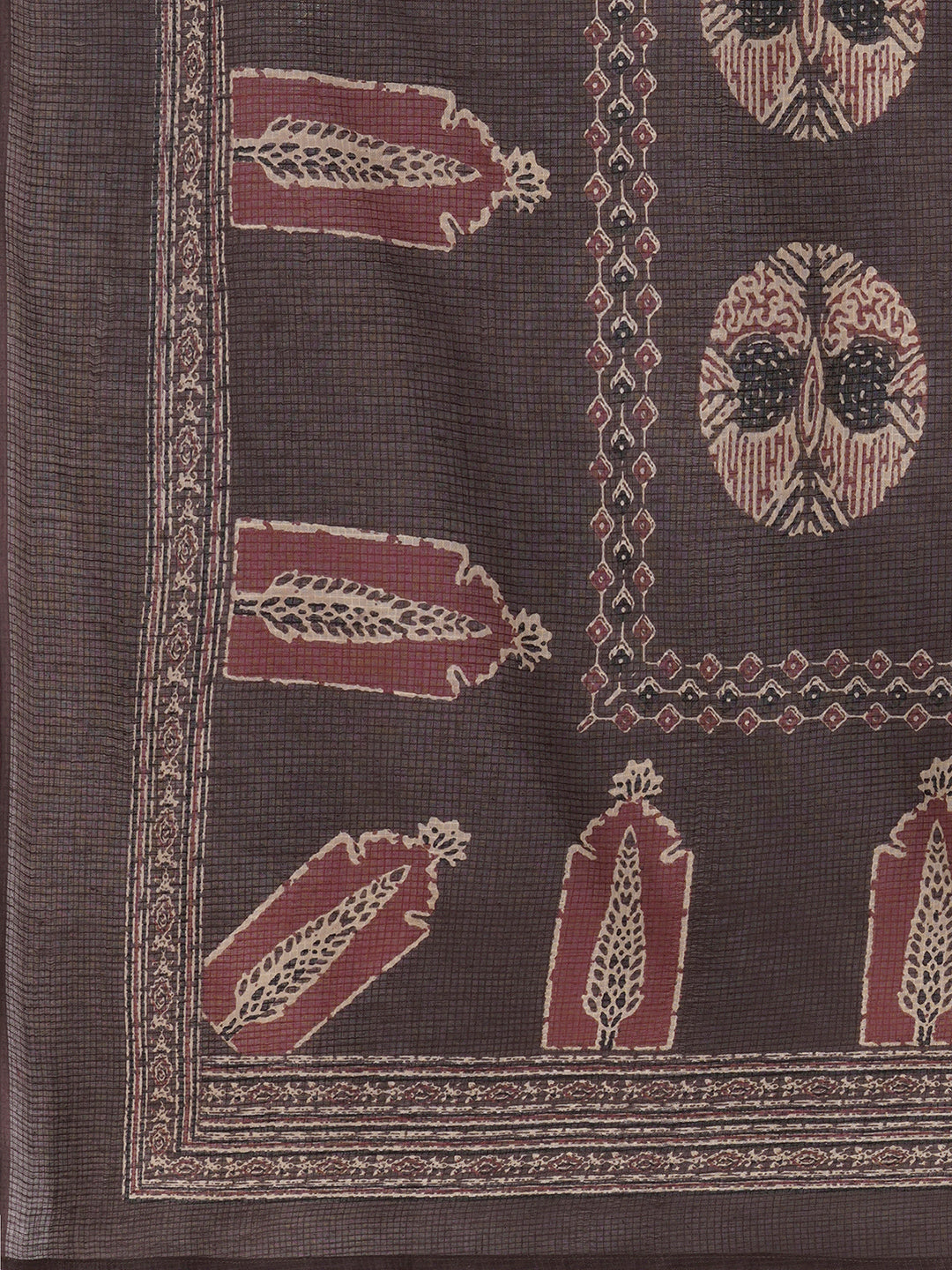 The kurta suit set is adorned with intricate machine applique work.