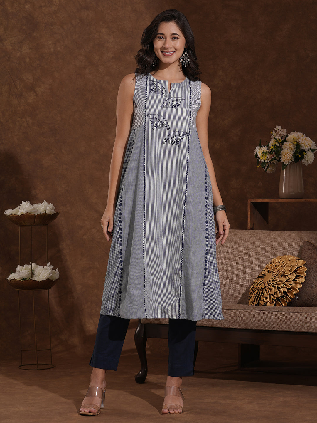 Pocketed sleeveless kurta in woven cotton fabric with block print.