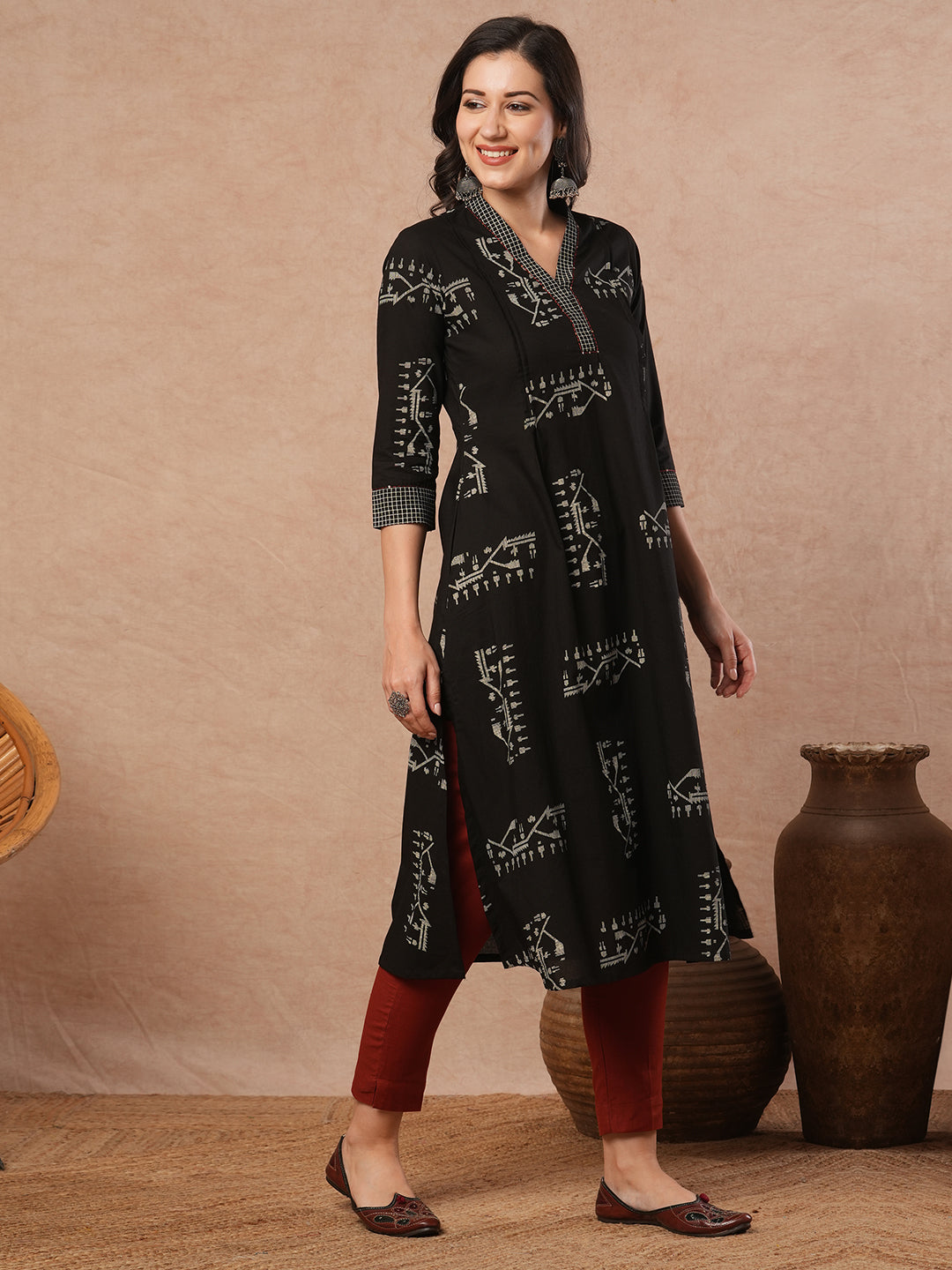 Pocketed A-line kurta with hand work detailing and pleating in jamdani motif print.