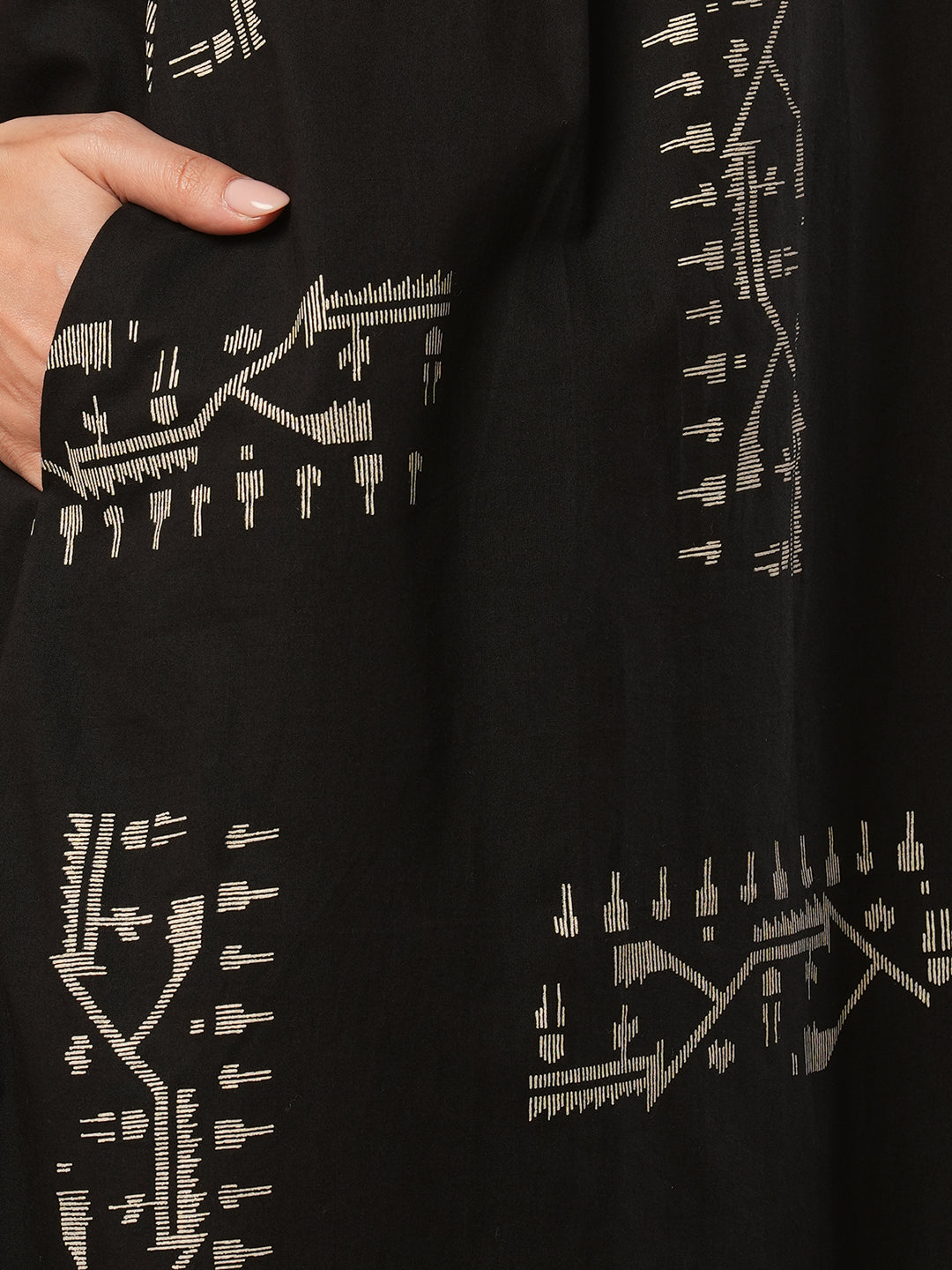 Pocketed A-line kurta with hand work detailing and pleating in jamdani motif print.
