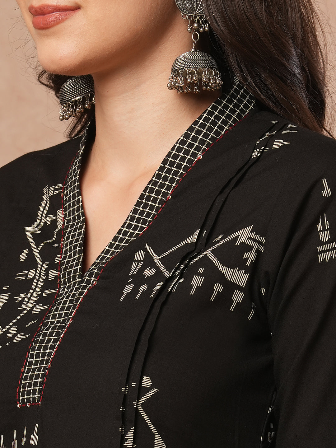 Pocketed A-line kurta with hand work detailing and pleating in jamdani motif print.