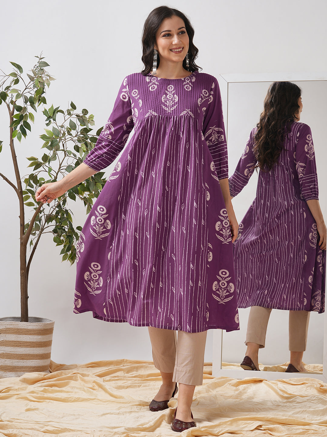 Printed gathered flared kurta with pintucks on the yoke and elasticated sleeves.