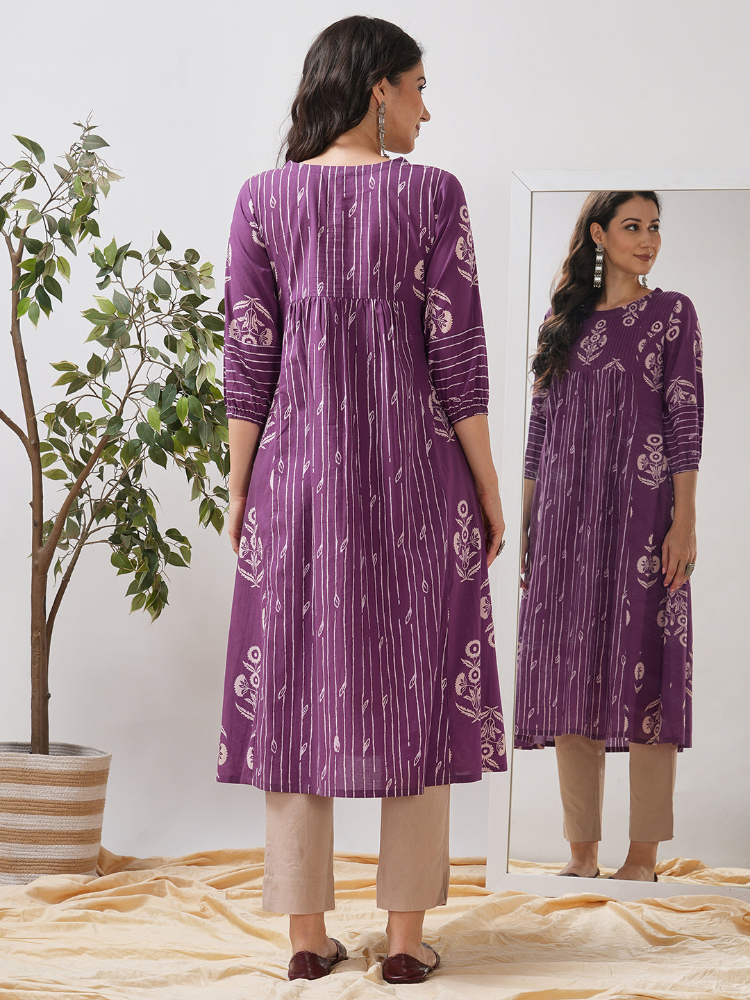 Printed gathered flared kurta with pintucks on the yoke and elasticated sleeves.