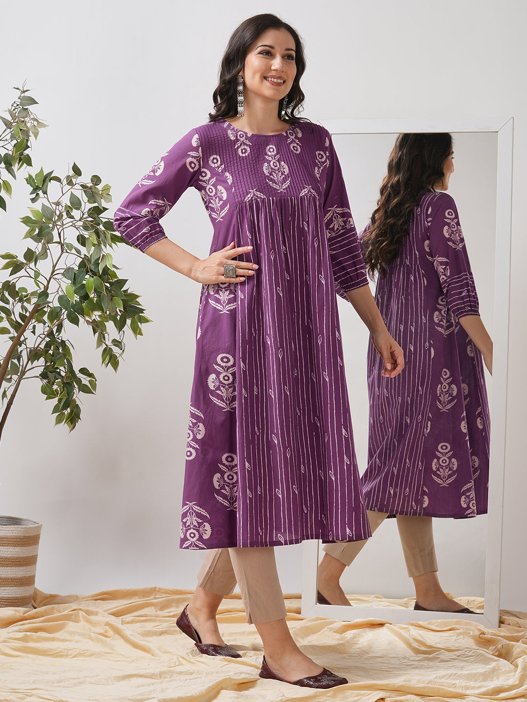 Printed gathered flared kurta with pintucks on the yoke and elasticated sleeves.
