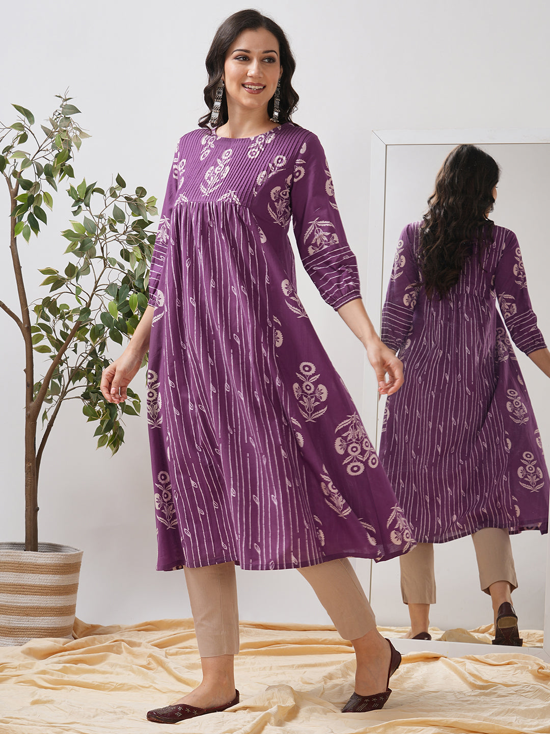 Printed gathered flared kurta with pintucks on the yoke and elasticated sleeves.