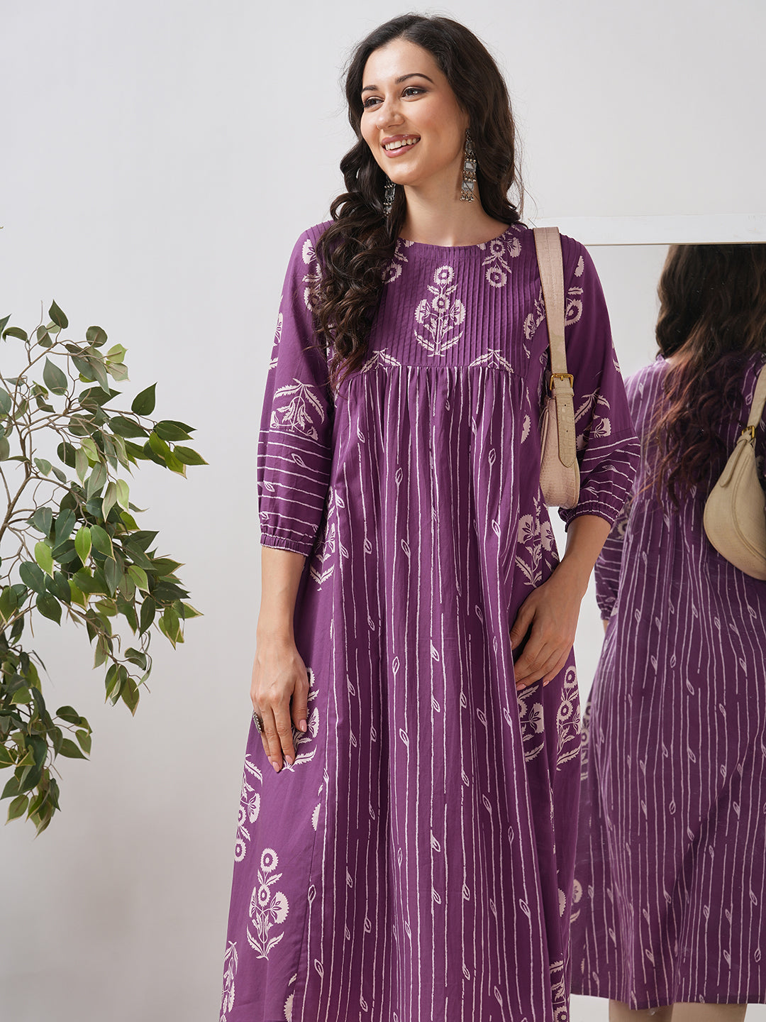 Printed gathered flared kurta with pintucks on the yoke and elasticated sleeves.