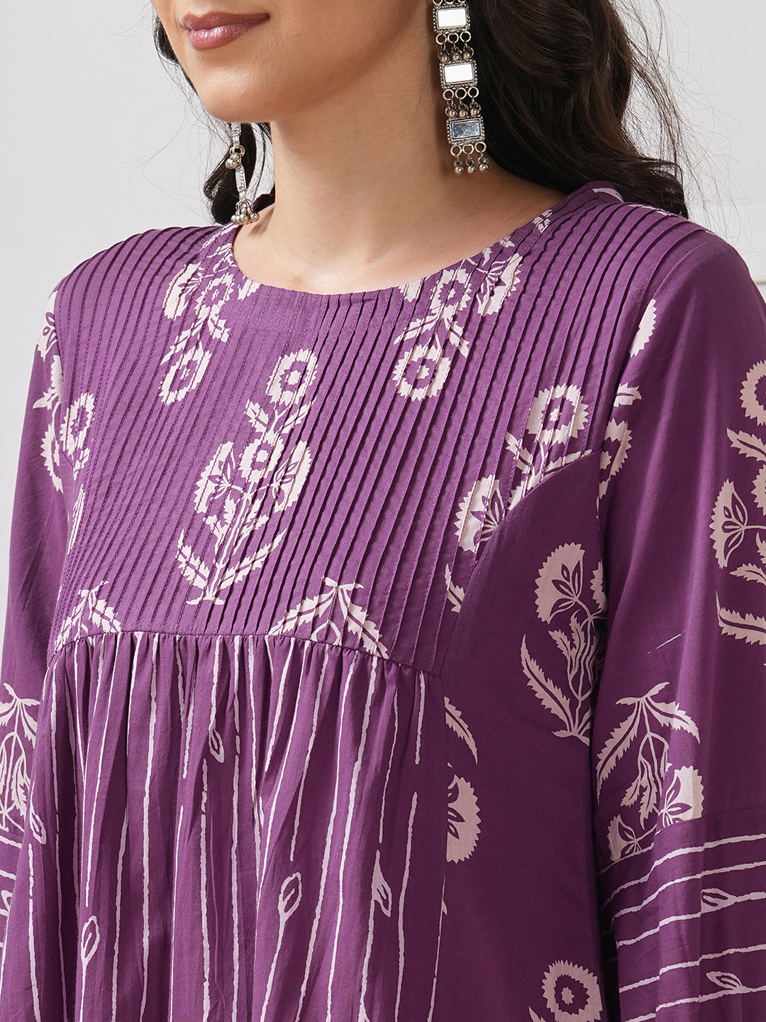 Printed gathered flared kurta with pintucks on the yoke and elasticated sleeves.