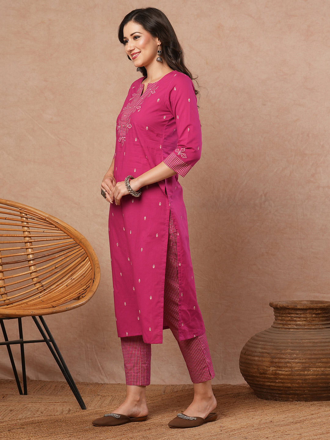 Straight fit kurta with contrast trim fabric and applique on neck and sleeves.