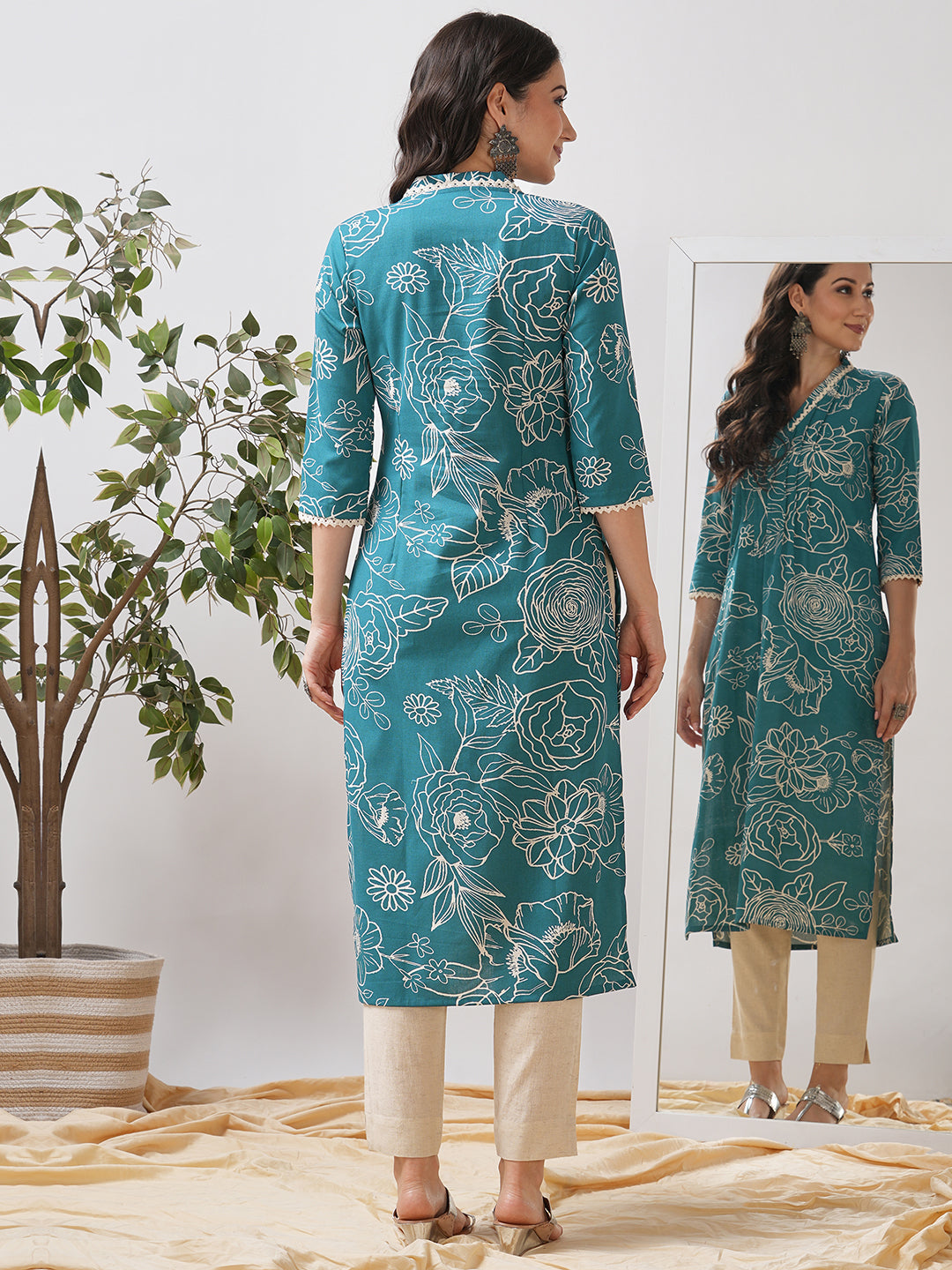 Straight fit kurta with lace detailing on neck and sleeves and tucks on the front.