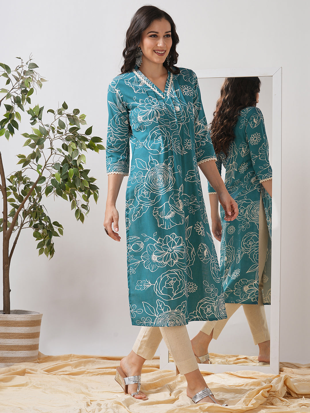 Straight fit kurta with lace detailing on neck and sleeves and tucks on the front.