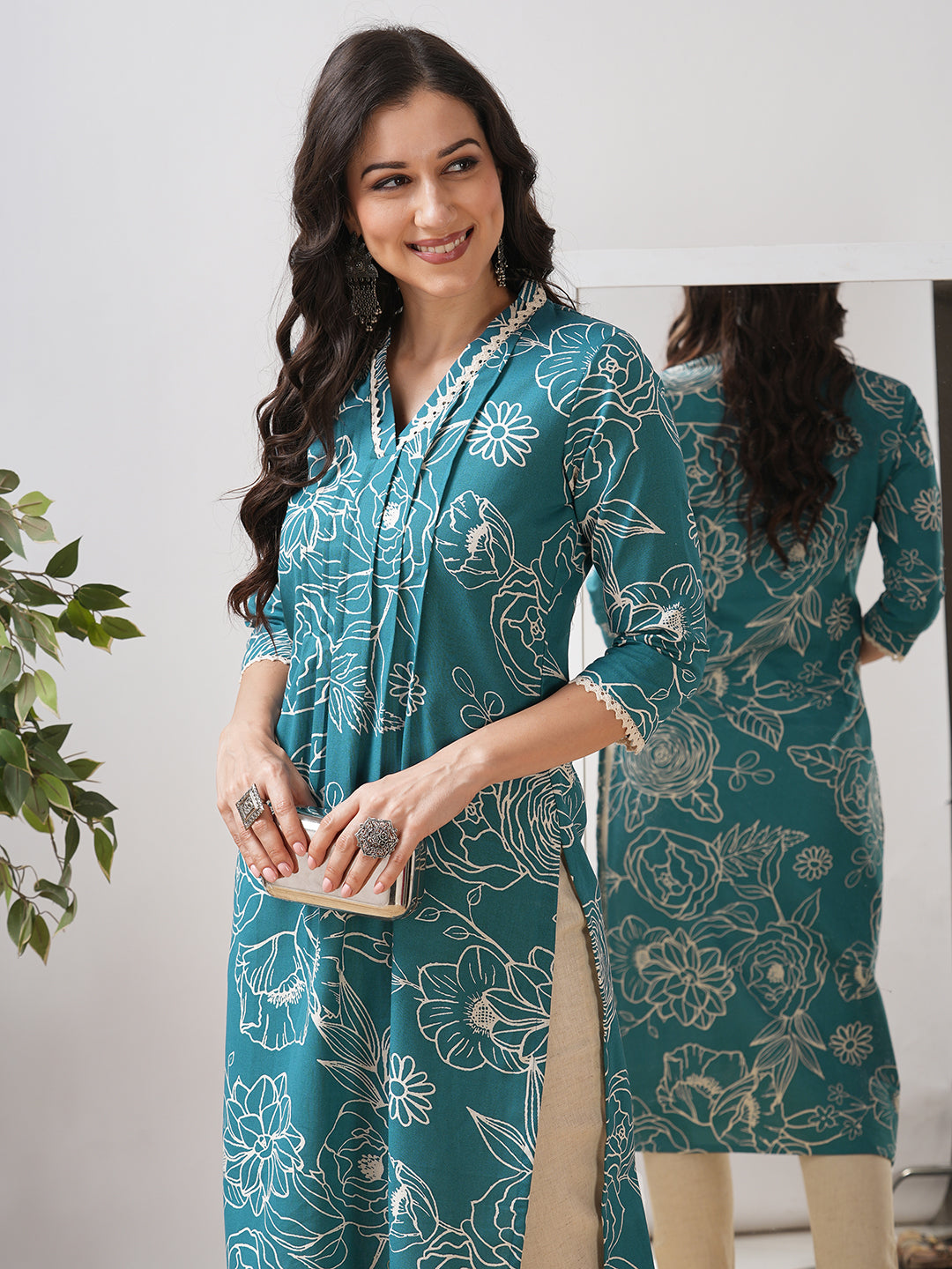 Straight fit kurta with lace detailing on neck and sleeves and tucks on the front.