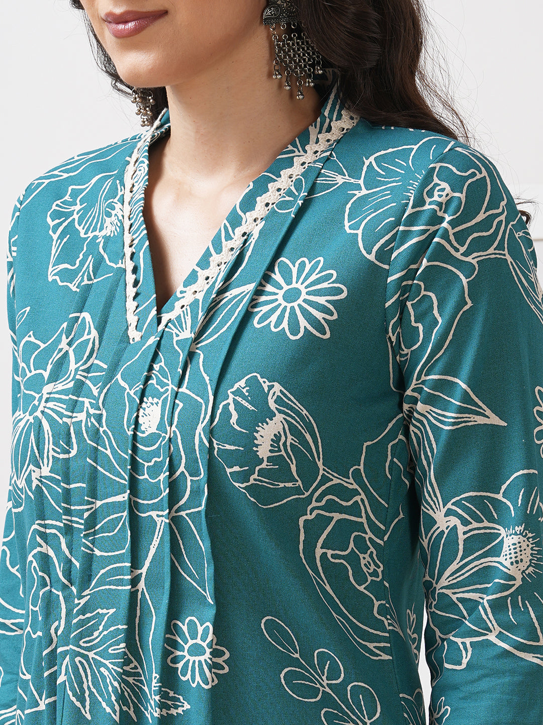 Straight fit kurta with lace detailing on neck and sleeves and tucks on the front.