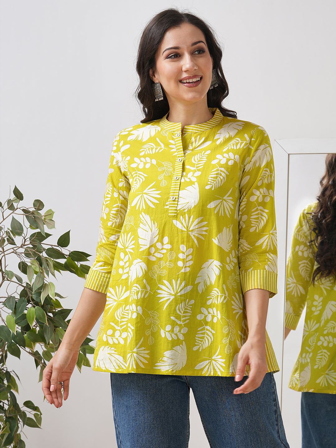 Flared top with a mix of contemporary floral and two functional side pockets.