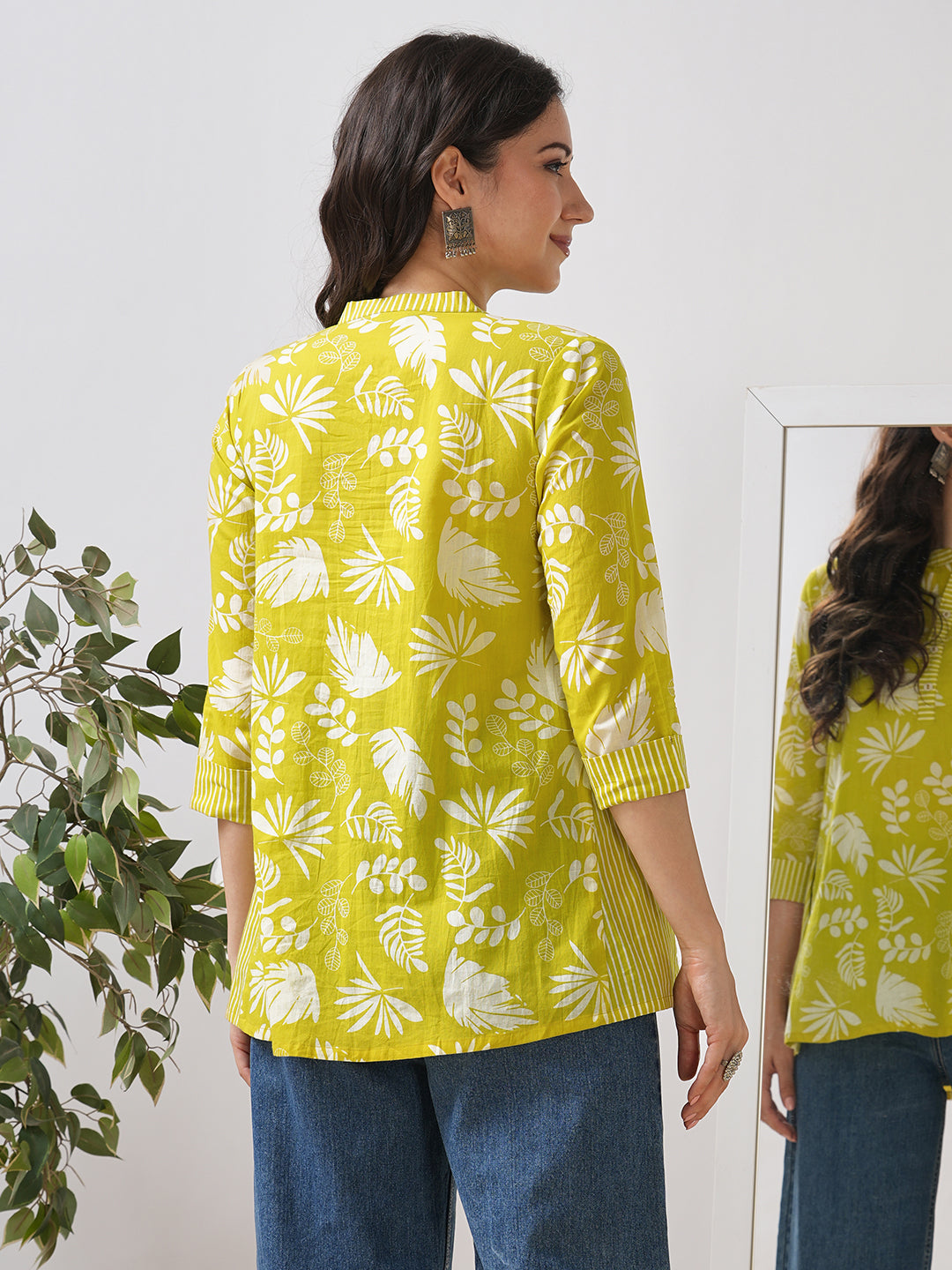 Flared top with a mix of contemporary floral and two functional side pockets.