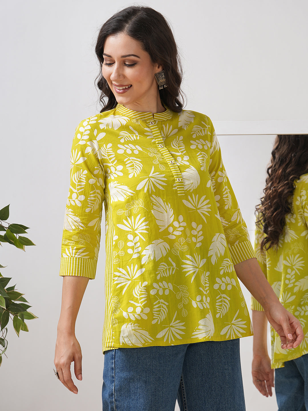 Flared top with a mix of contemporary floral and two functional side pockets.