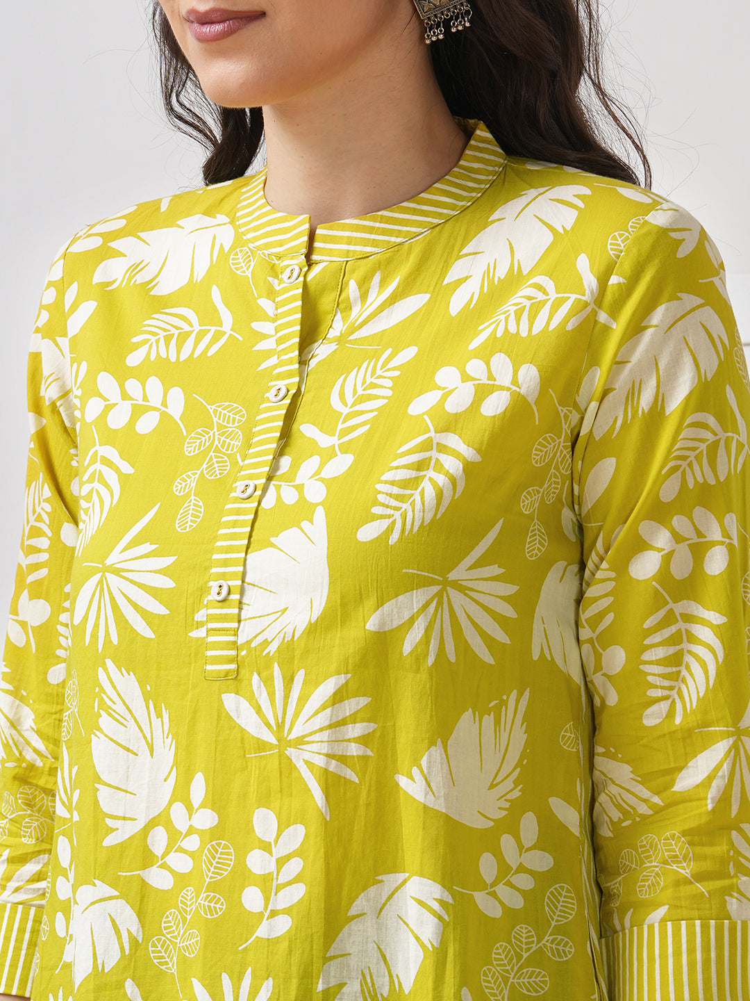 Flared top with a mix of contemporary floral and two functional side pockets.
