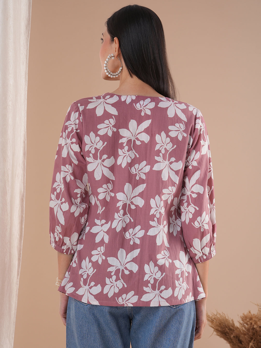 A short top with gathered centre panel and elasticated sleeves