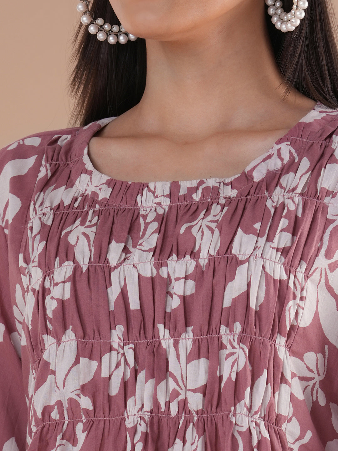 A short top with gathered centre panel and elasticated sleeves