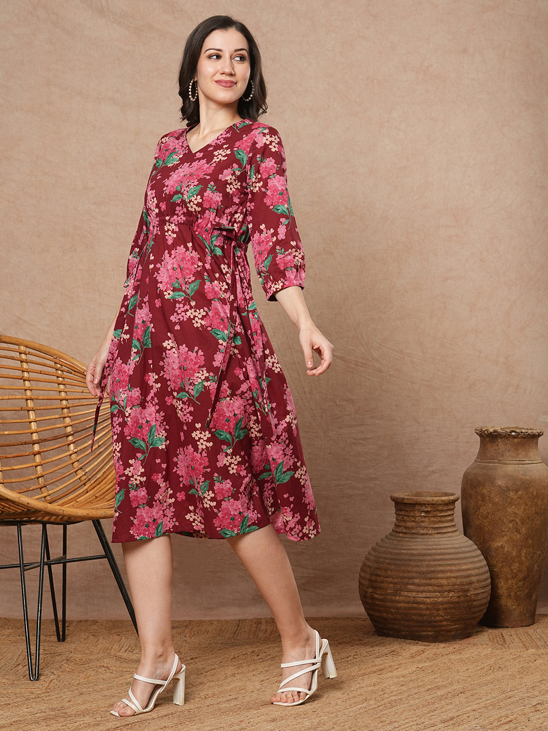 Waist tie-up dress with V-neck and elasticated gathered sleeves