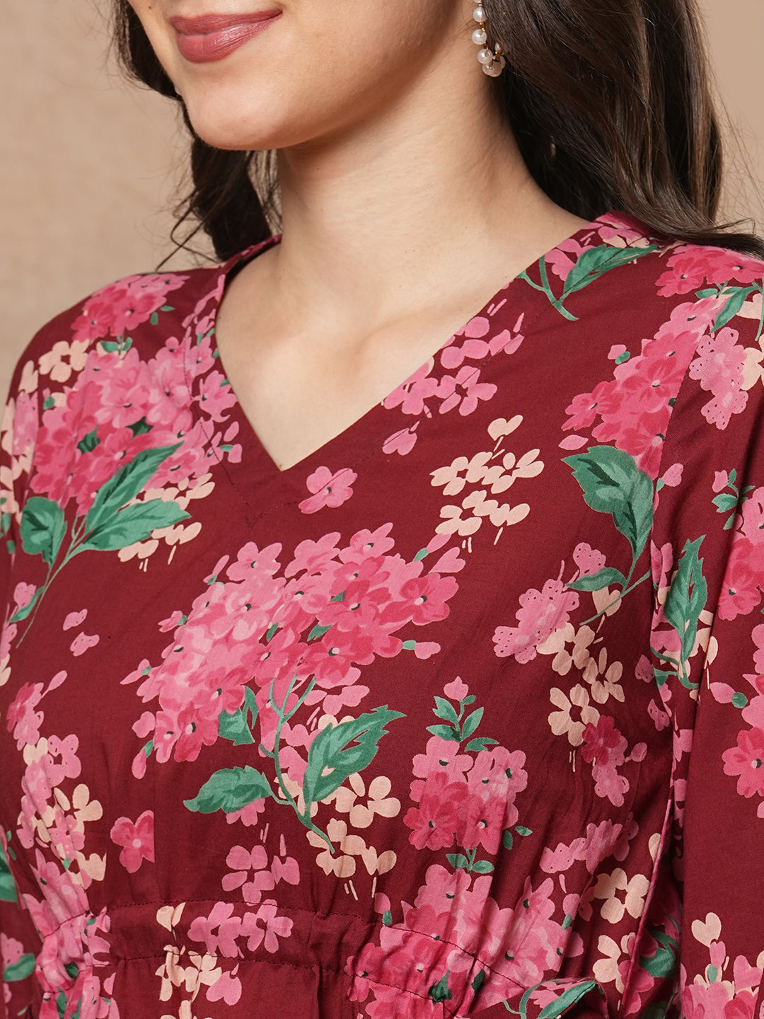 Waist tie-up dress with V-neck and elasticated gathered sleeves