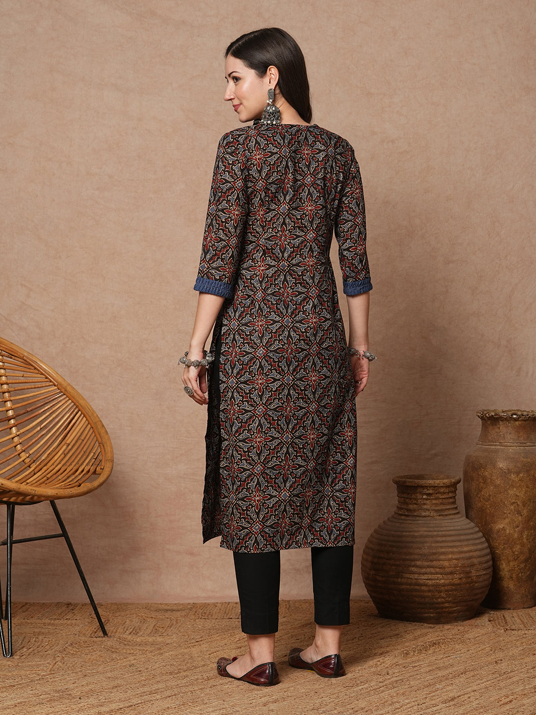 Straight fit printed kurta with smocking panel in the centre and sleeves and neck tie-up with trims
