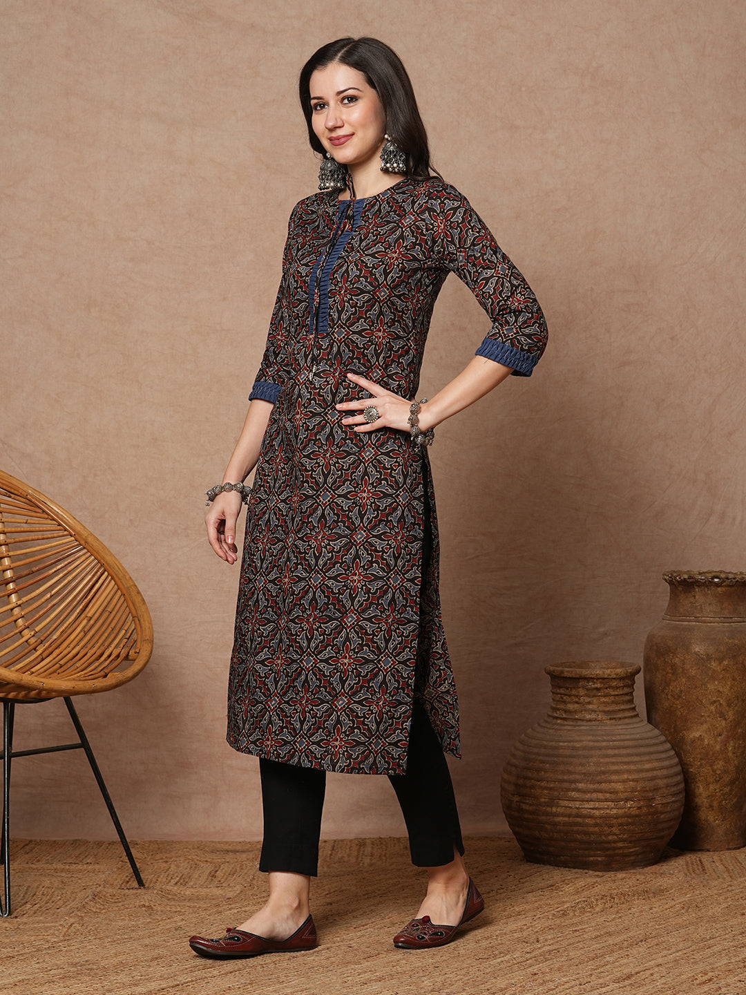 Straight fit printed kurta with smocking panel in the centre and sleeves and neck tie-up with trims