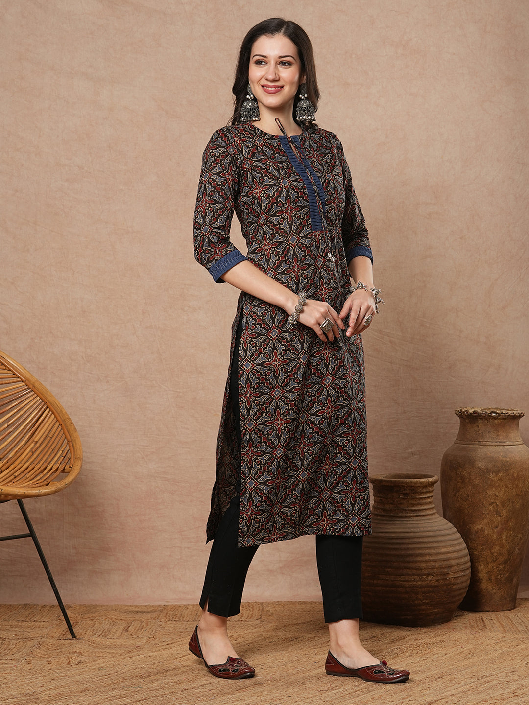 Straight fit printed kurta with smocking panel in the centre and sleeves and neck tie-up with trims